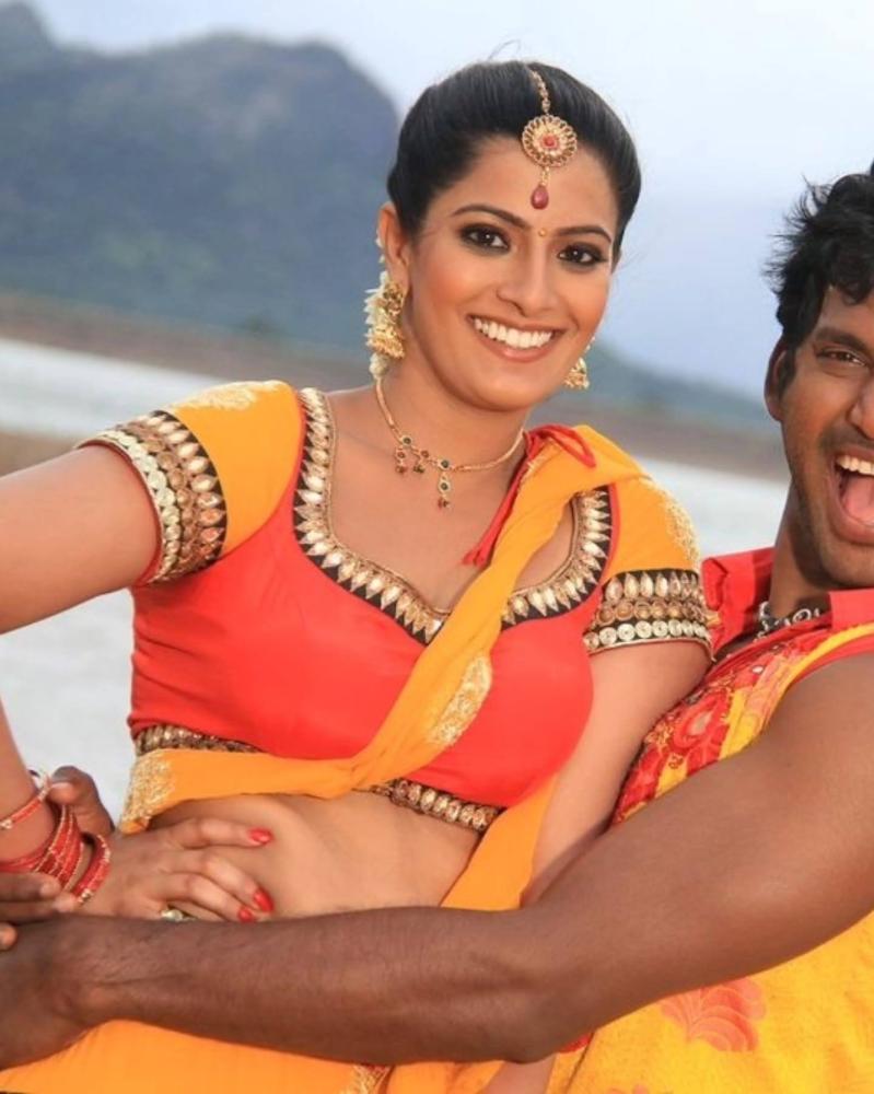 glittering-look-of-varalaxmi-sarathkumar-from-madhagajaraja